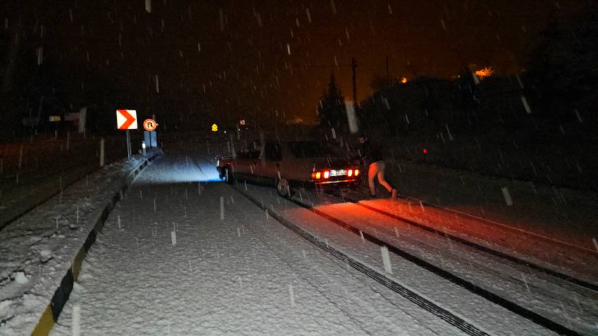 Zonguldak'ta kar; Ereğli yolu kapandı, okullar tatil edildi