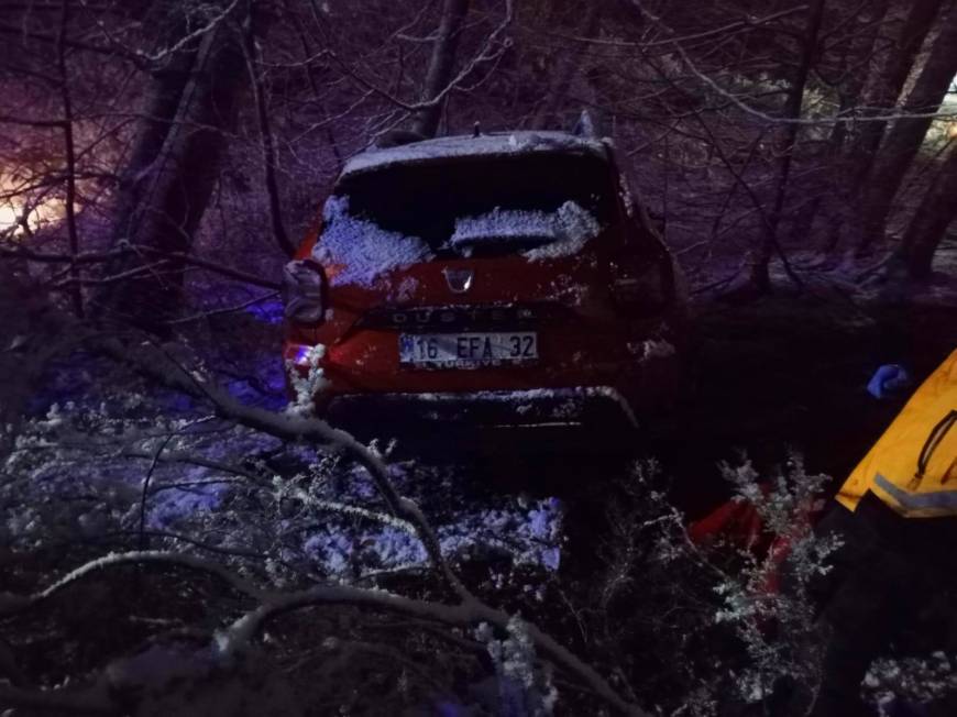 Bursa'da cip, karlı yolda 15 metreden şarampole uçtu; 5 yaralı