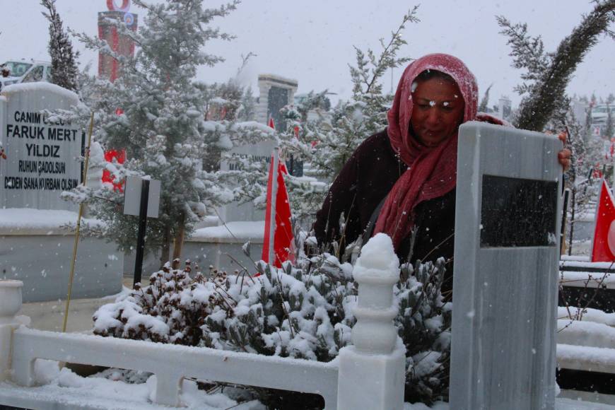 Malatya'da, depremde ölen yakınlarının mezarlarını ziyaret ettiler