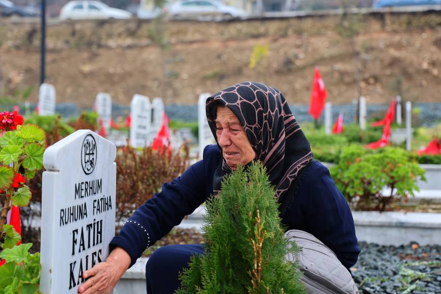 Depremin 2'nci yıl dönümünde Hatay'da mezarlıklarda yoğunluk