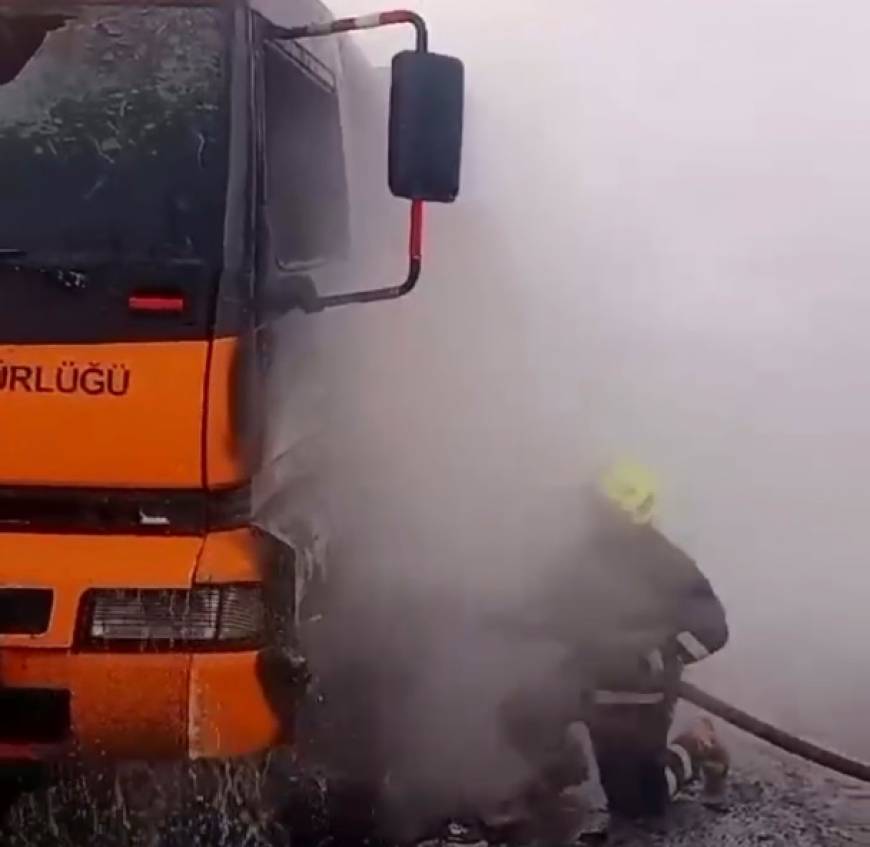 Sivas'ta kar küreme ve tuzlama aracındaki yangını, itfaiye söndürdü