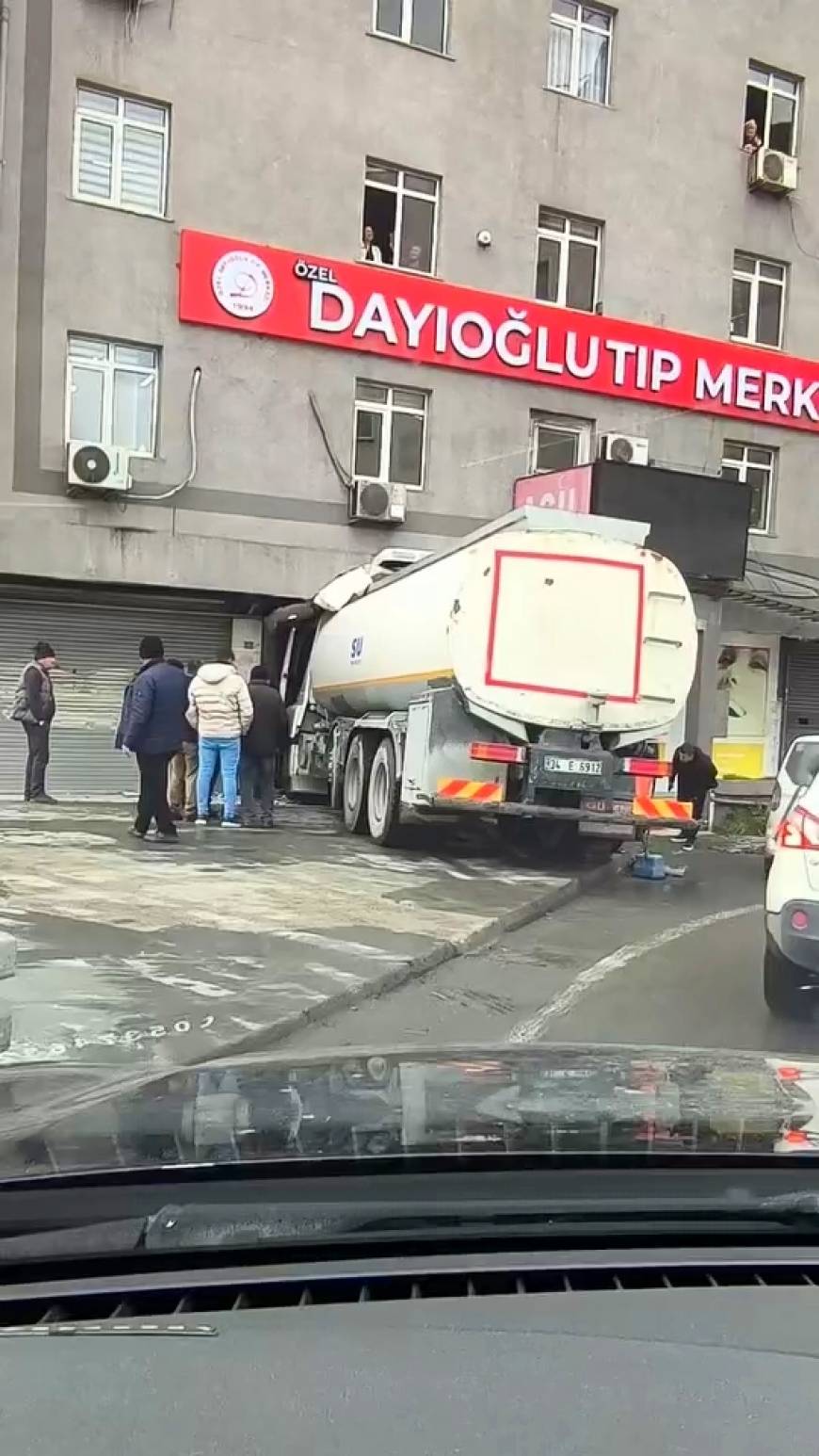 İstanbul- Başakşehir'de su tankeri tıp merkezine girdi -1