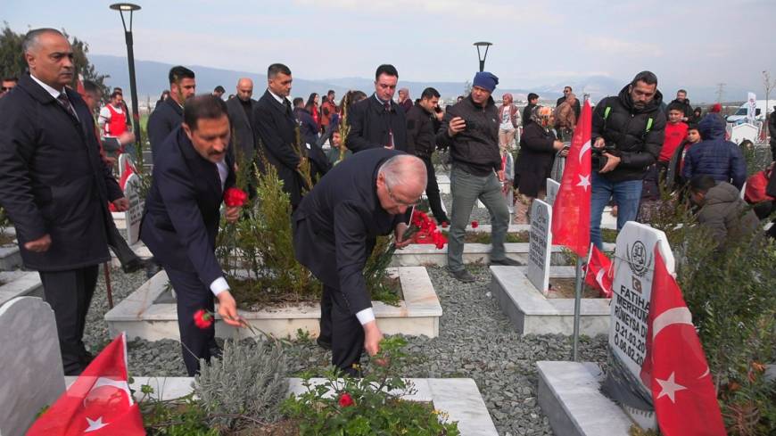 Depremin 2'nci yıl dönümünde Hatay'da mezarlıklarda yoğunluk (2)