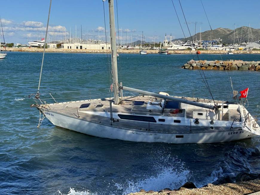  Bodrum'da fırtına; yelkenli tekne karaya oturdu, feribot seferleri iptal