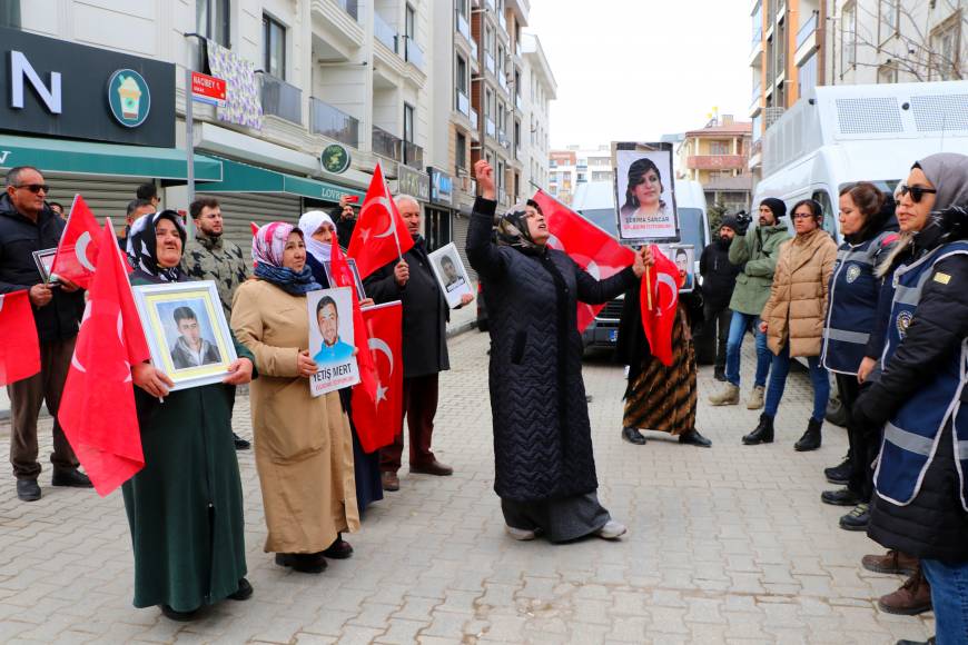 Oğlu PKK tarafından kaçırılan anne: Öldüğüne inanmıyorum, beni duyuyorsan gel teslim ol