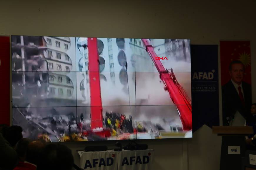 Diyarbakır'da depremde ölenler, Serin-2 Apartmanı enkazının kaldırıldığı alanda anıldı (2)