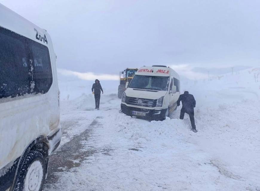 Van'da kar yağışı; 60 yerleşim yeri ulaşıma kapandı (2)