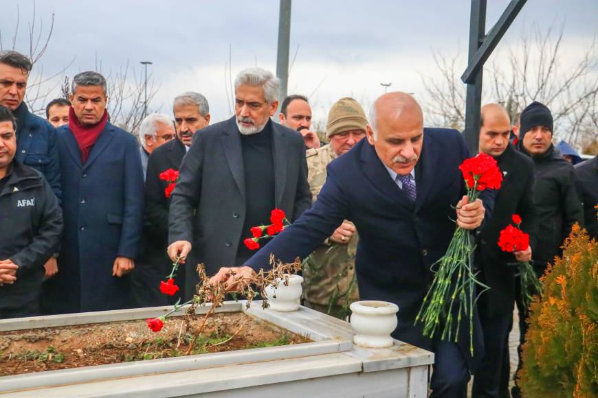 Diyarbakır'da depremde ölenler, Serin-2 Apartmanı enkazının kaldırıldığı alanda anıldı (3)