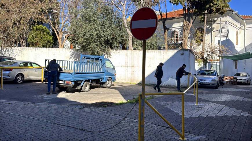  'Tapulu arazim' deyip sokağı demir bariyerle kapattı