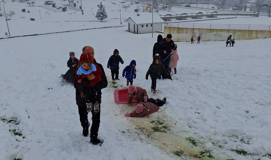 Çocuklar, kar tatilinde kayarak eğlendi