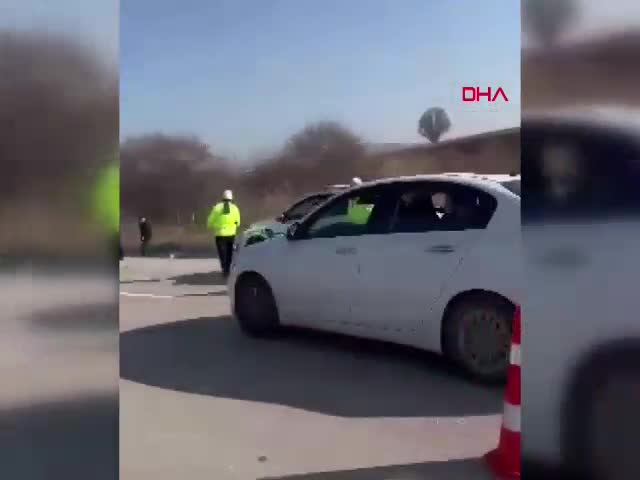 ANKARA - Karşı yöne geçen otomobil, ambulans ve TIR ile çarpıştı: 1 ölü, 4 yaralı