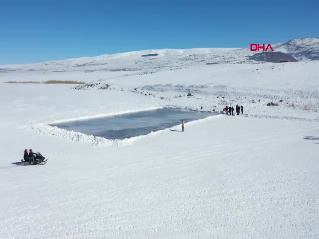 KARS - Milli sporculardan yüzeyi buz tutan Çıldır Gölü'nde performans