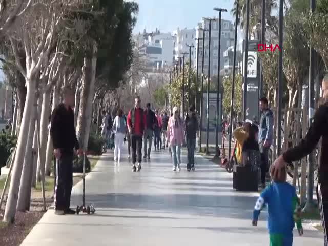 ANTALYA'da tatilin son gününde sahilde yoğunluk