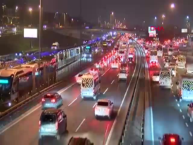 İstanbul'da haftanın ilk iş günü ve sömestir tatilinin ardından okulların açılmasıyla sabah saatlerinde trafik yoğunluğu oluştu- 1