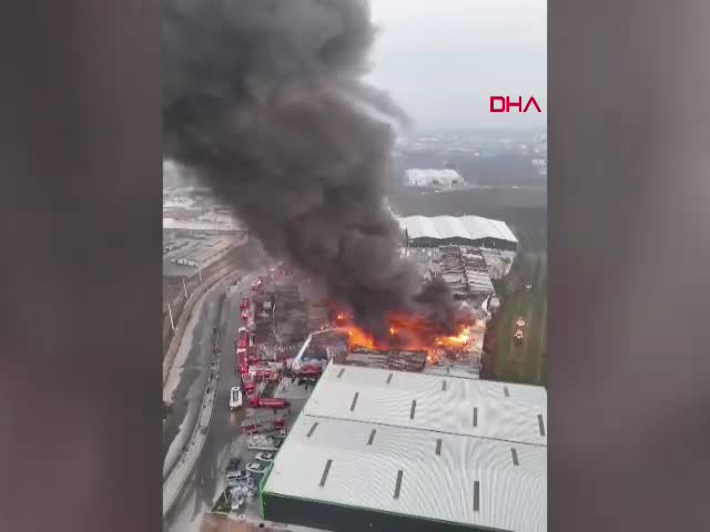 BURSA'da geri dönüşüm fabrikasında başlayan yangın tekstil fabrikasına sıçradı