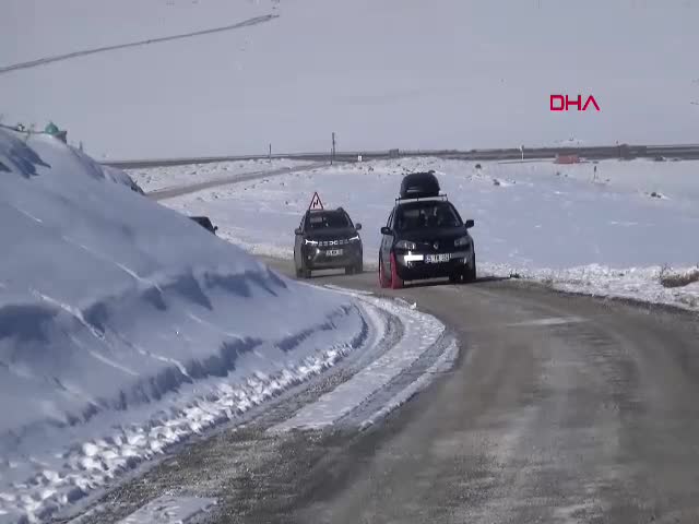 ERZURUM - 'Kaza bela defolsun' diye karla kaplı doğaya yüzlerce ekmek bıraktılar