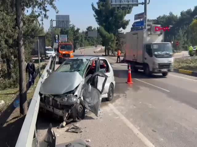 ANTALYA - Pikapla otomobil çarpıştı: 3 yaralı