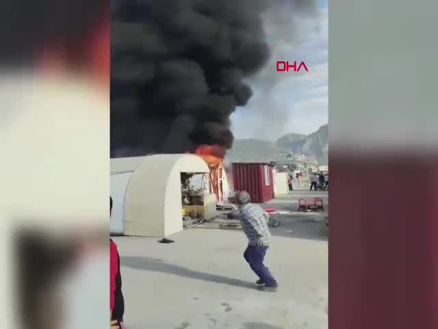 HATAY 'da konteyner kentte yangın paniği