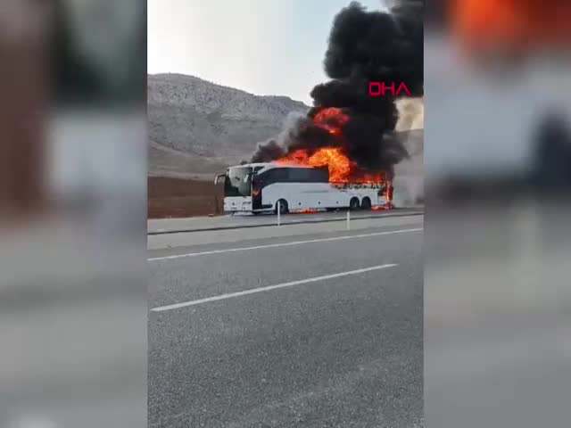 BATMAN 'da yolcu otobüsü alev alev yandı