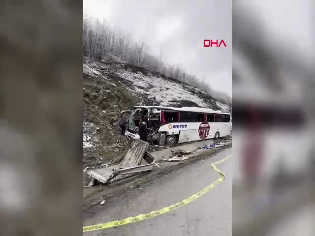 SAMSUN'da yolcu otobüsü, kamyona çarptı; 1 ölü, 16 yaralı