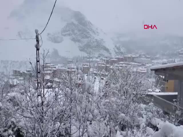 HAKKARİ'de 168 yerleşim yeri ulaşıma kapandı