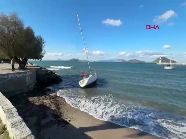 MUĞLA - Bodrum'da fırtına; yelkenli tekne karaya oturdu, feribot seferleri iptal