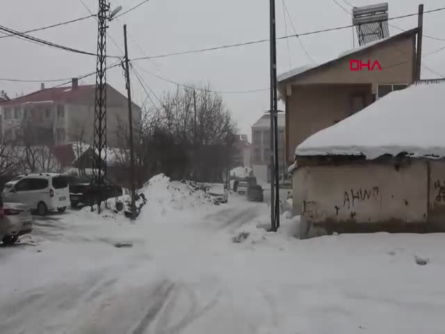 BİNGÖL - Karlıova’da 5 köy yolu kar yağışı nedeniyle ulaşıma kapandı